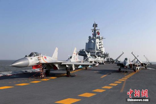 中国海军辽宁舰在渤海某海域进行舰机融合训练。