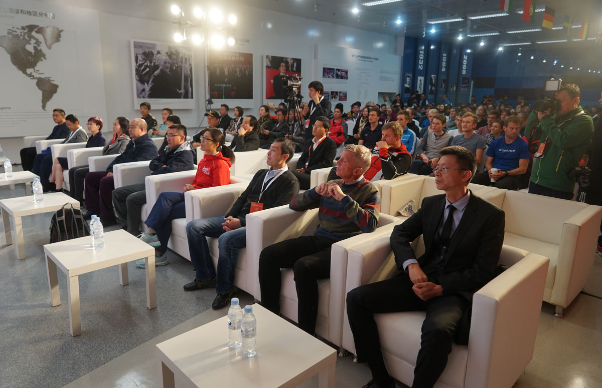 8 新闻发布会现场