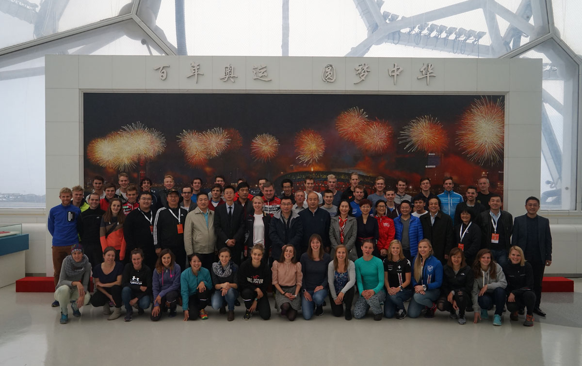 2 领导、嘉宾与世界定向精英运动员合影留念