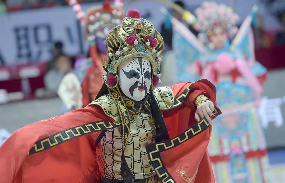 10月29日，演员在开幕式上表演。当日，2016-2017赛季CBA联赛揭幕战在四川成都举行，四川品胜队主场迎战北京农商银行队。 新华社记者薛玉斌摄