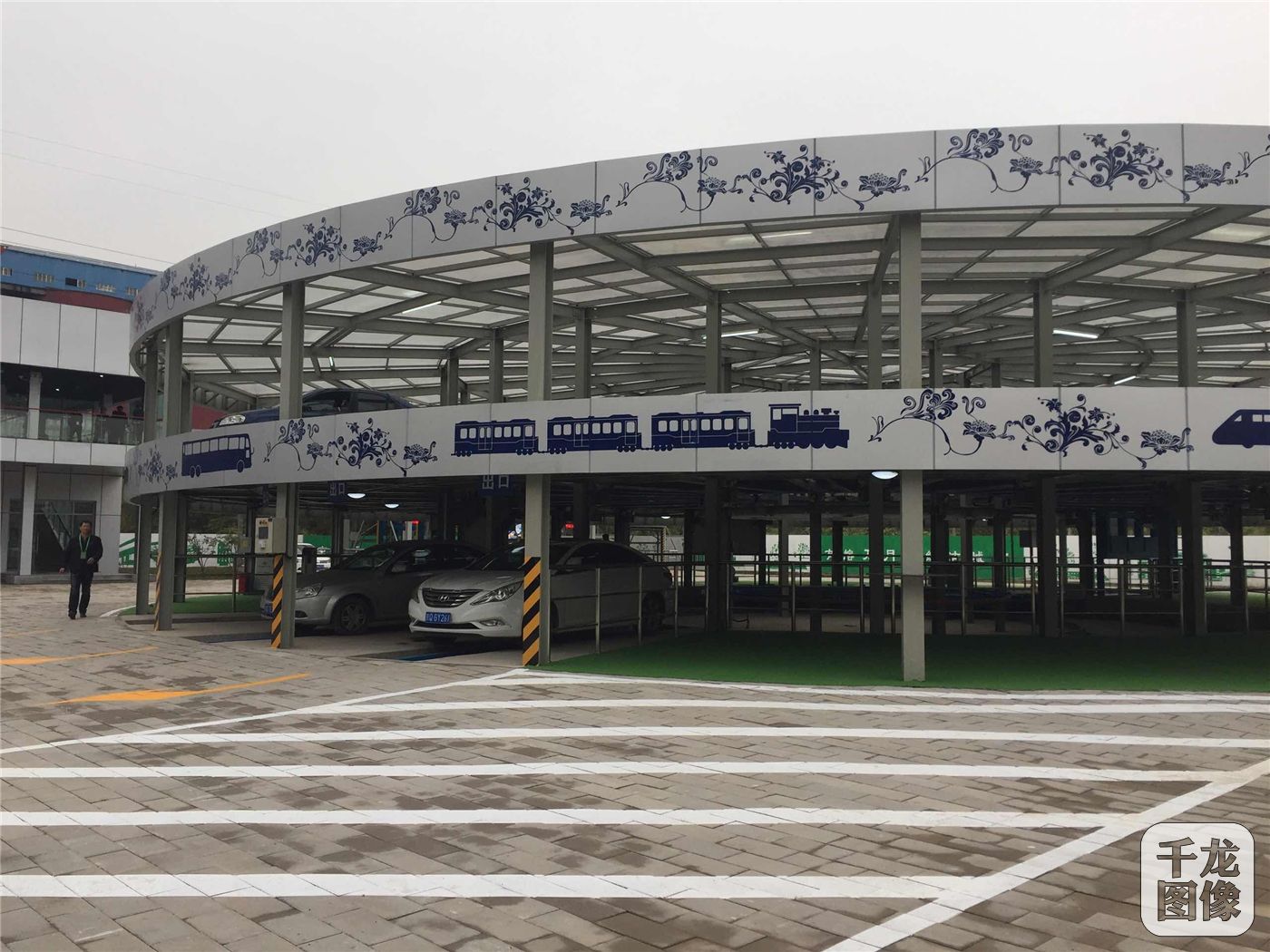 3，10月27日，千龙网记者走进首钢建设北京静态交通研发示范基地，参观首钢多类型小汽车立体车库。据介绍，智能立体车库相对传统停车场，具有低成本、空间利用率高等明显优势，将有效地解决北京和全国其他大城市停车难问题。（千龙网记者傅昱佳）