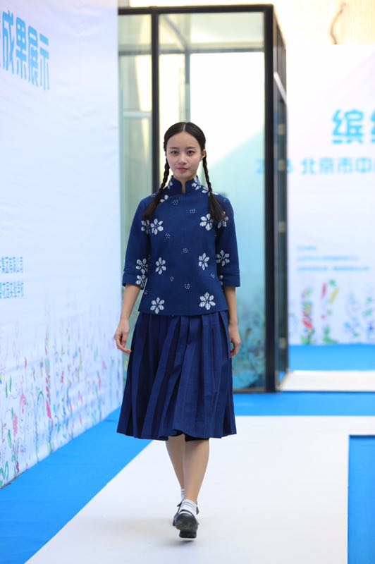 当天展演的所有服装新颖时尚、活泼大方，既体现中小学生健康的性别意识，又展示男生阳刚帅气，女生娴雅可爱的时尚校服。部分服装采用了吸湿透气，具有时尚特征的面料。