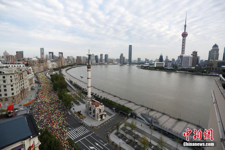 上海国际马拉松赛起跑 外滩成彩色海洋