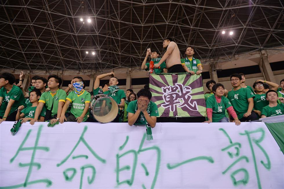 10月30日，杭州绿城队球迷面对球队降级伤心不已。当日，在2016赛季中超联赛第30轮比赛中，杭州绿城队主场以2比2战平延边富德队，联赛总积分32分，最终降级。 新华社记者黄宗治摄