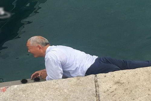 大陆大叔捞捕海胆。