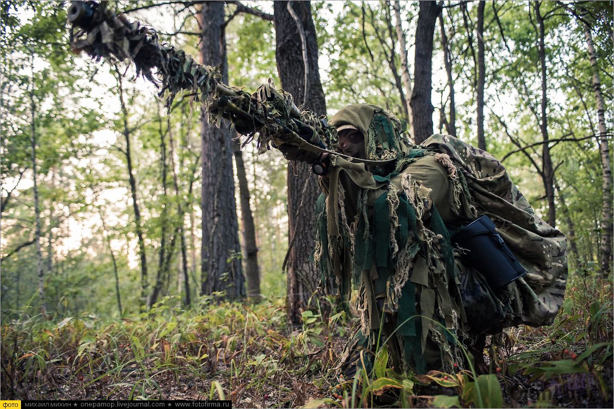 俄罗斯特种部队狙击手 伪装到连手里的枪都看