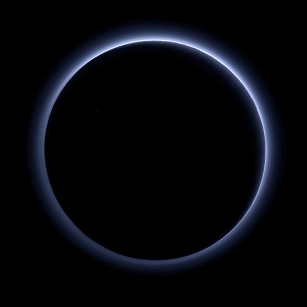 冥王星背光图像。新视野号离开冥王星时拍摄，可以明显看到冥王星大气层内的霾层