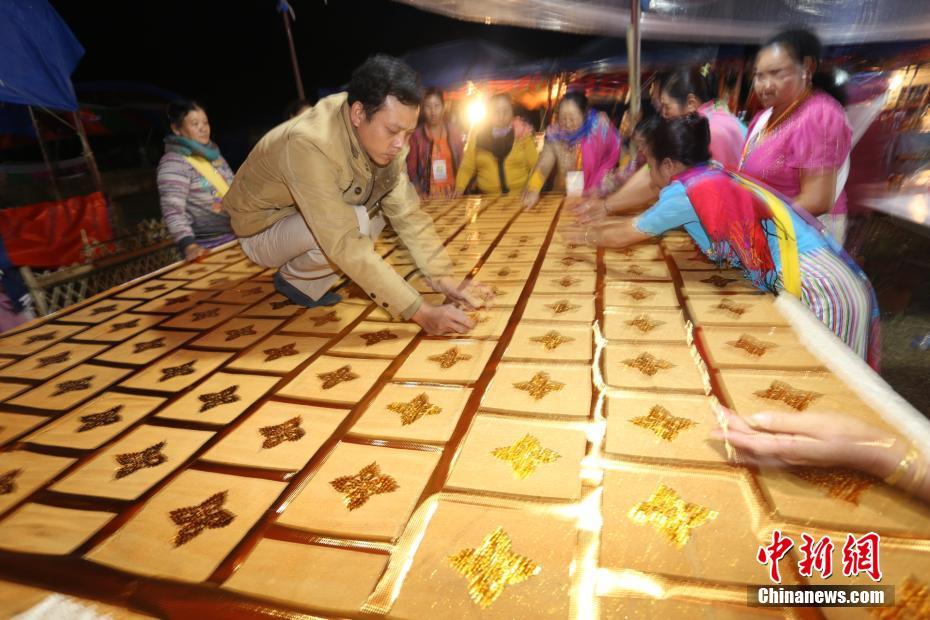 中缅边民迎金袈裟节 通宵达旦为释迦牟尼做袈裟