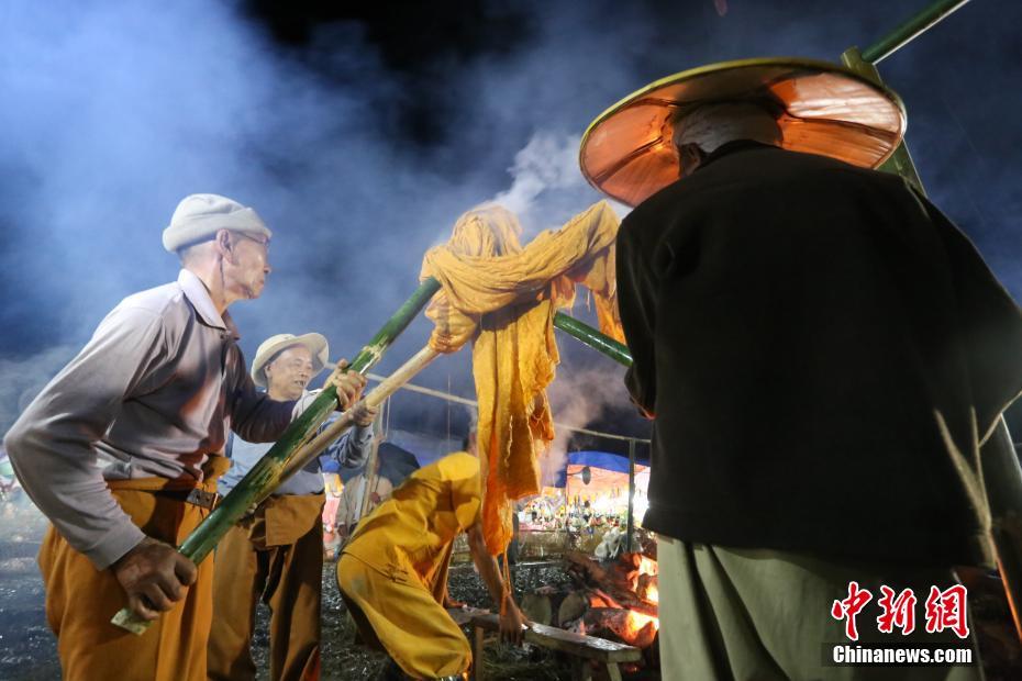 中缅边民迎金袈裟节 通宵达旦为释迦牟尼做袈裟
