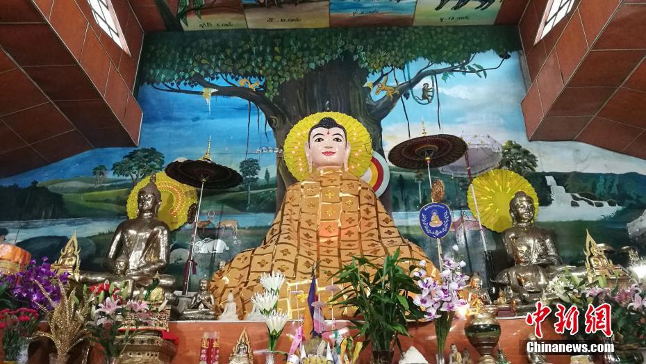 中缅边民迎金袈裟节 通宵达旦为释迦牟尼做袈裟