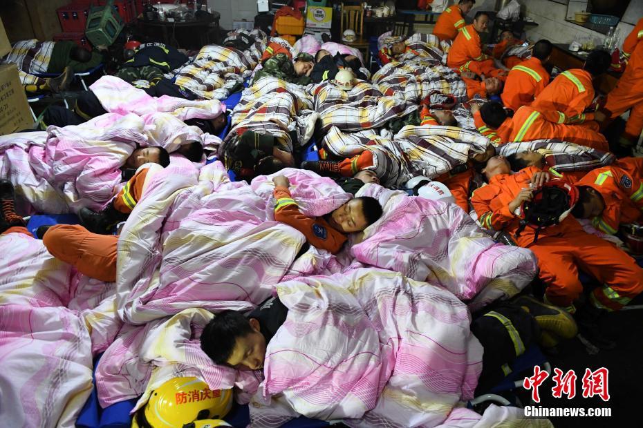 重庆金山沟煤矿瓦斯爆炸 搜救人员井口外休息轮流下井救援