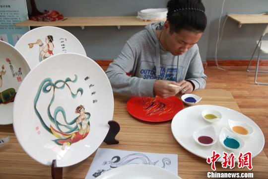 图为学生制作掐丝画。　刘玉桃 摄