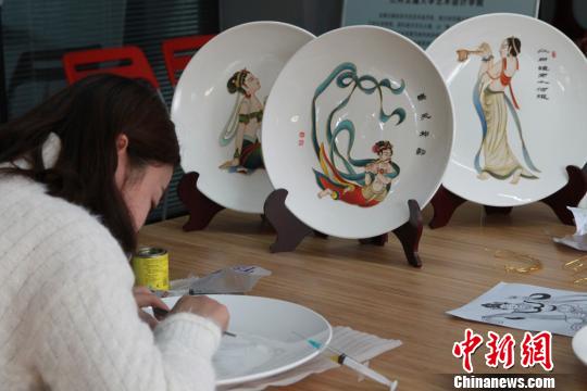 图为学生制作掐丝画。　刘玉桃 摄