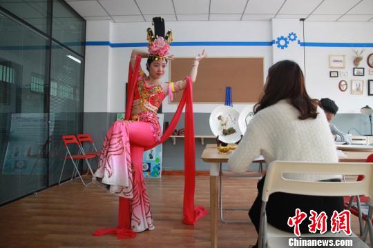 兰州大学生将掐丝画“搬上”菜盘手工创意助就业