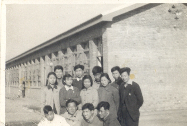 1956年，苹中初建校全体教师合影于学校平房教室前  前排左起：语文教师刘自成 音乐教师（印尼华侨）谢洛夫 语文教师董芳春 中排左起：校医刘丽华 团队干部胡小曼 数学教师李纯卿 美术教师张济志 历史教师赵佩俊  后排左起人事干部魏书周 体育教师王长英 数学教师袁增祥 生物教师