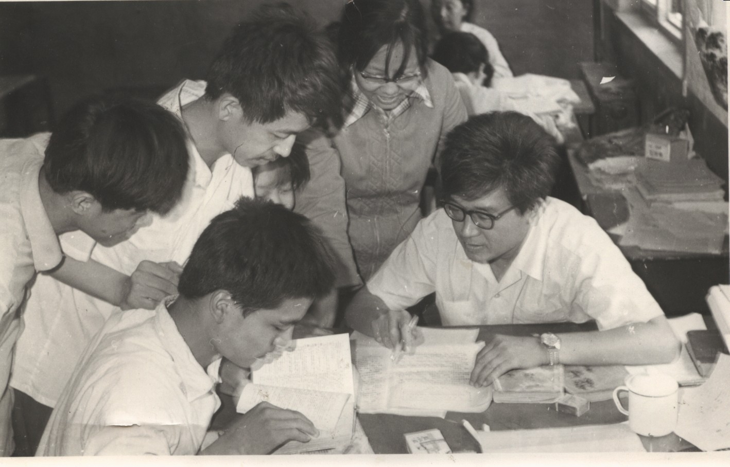 1978年，语文教研组长刘英老师对“文革”后的第一届高考学生进行辅导。