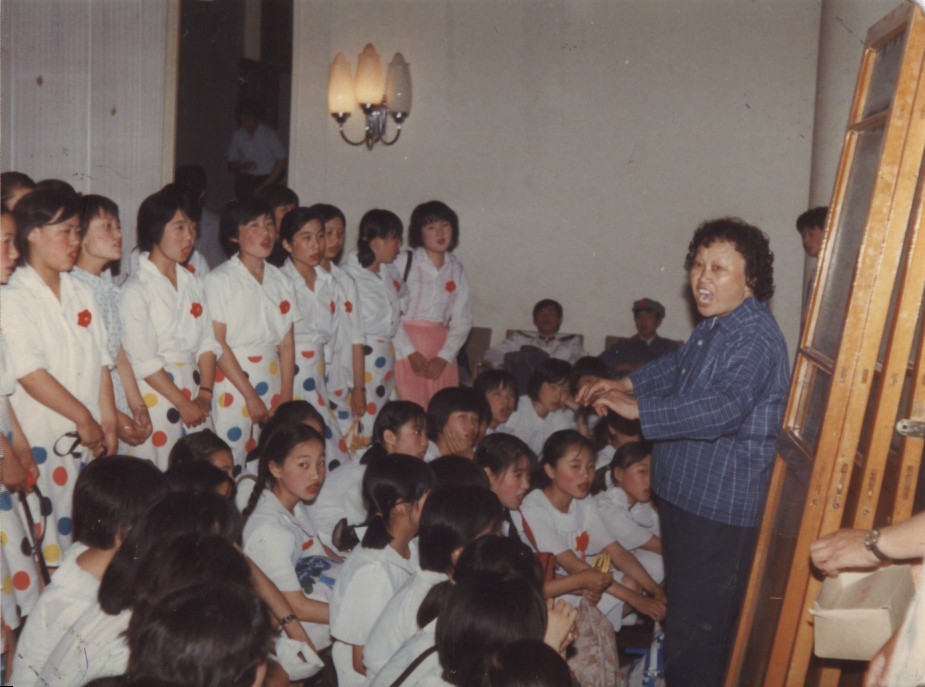 1982年，贾恒芳老师指导学生大合唱。