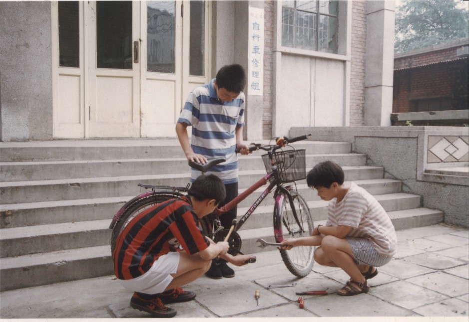 1995年，劳技课上，学生学修理自行车。