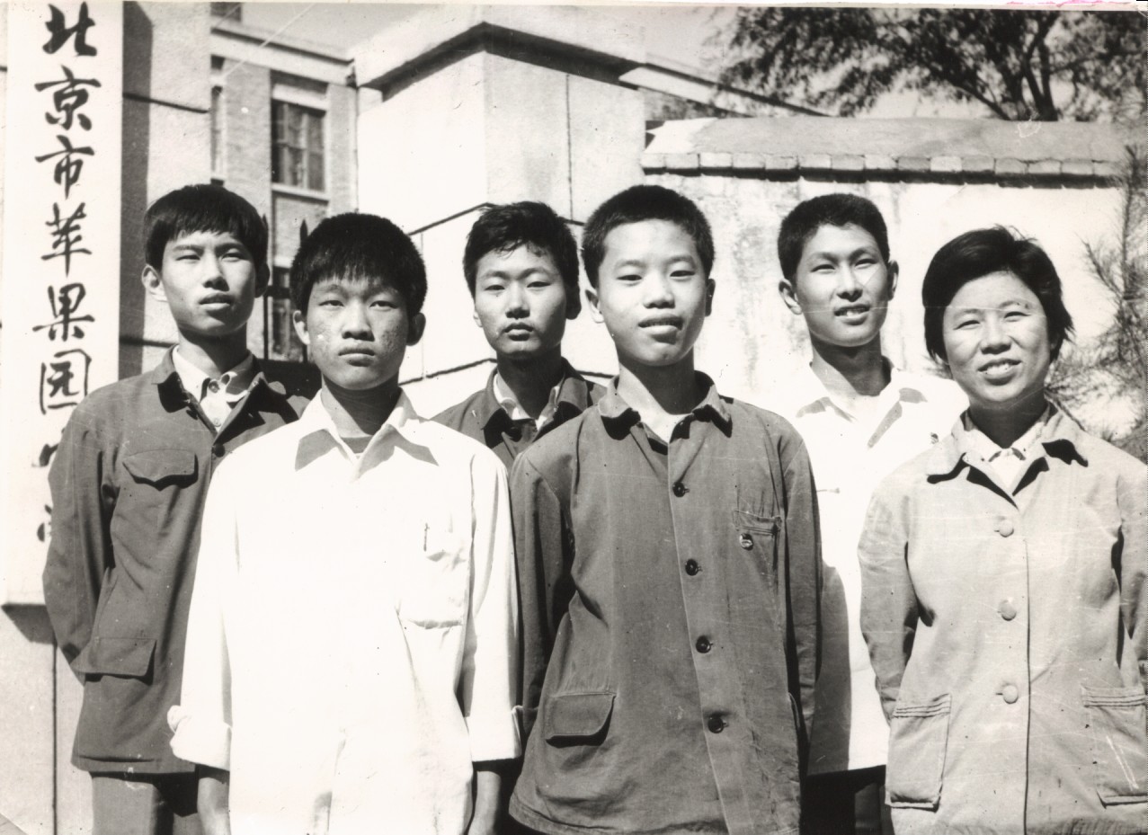 区优秀数学教师唐守默老师与获区数学竞赛的优秀学生合影。