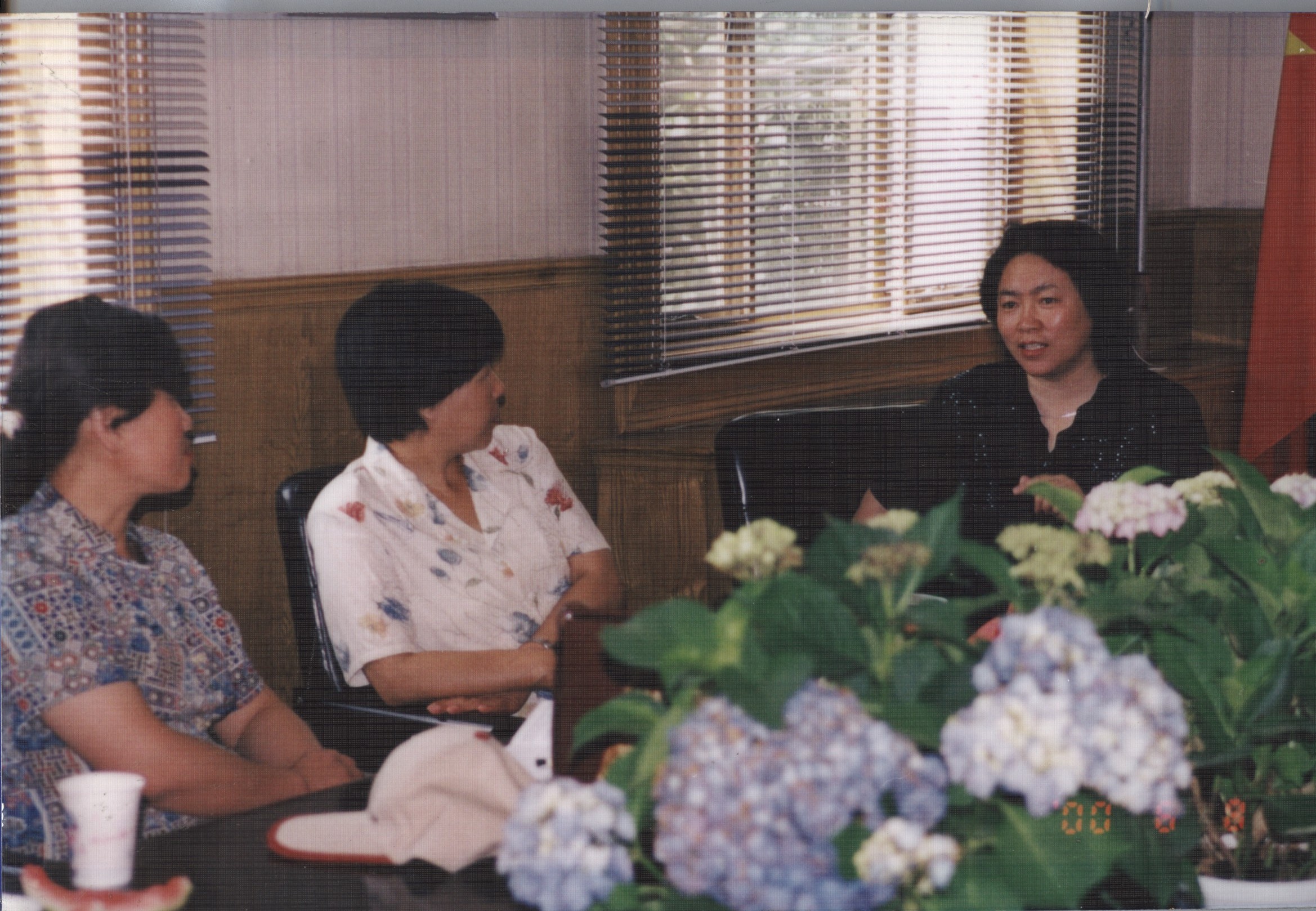 2001年9月11日，学校开放日，王兰芳校长向家长们介绍学校教育教学情况。