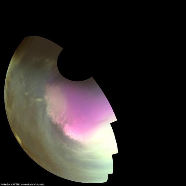这是2016年7月10日由MAVEN飞船拍摄的火星南极附近地区的紫外波段影像，此时正值南半球的初春时节。图像中暗色区域是岩石地表，而浅色区域主要是云层、尘埃和雾霾。南极地区大片浅色则是二氧化碳干冰沉积