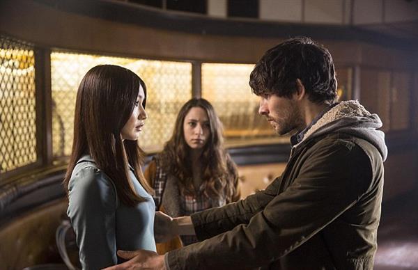 Colin Morgan 饰 Leo（右）也是电视剧《真实人类》的角色