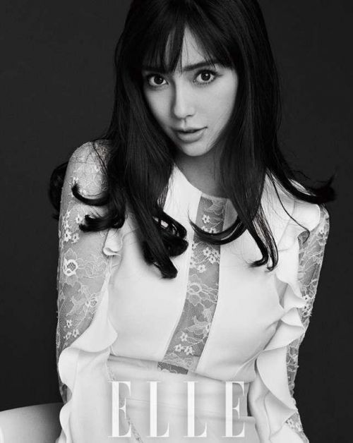 Baby再登封面活泼似少女 很难发现肚子里还有一个小baby