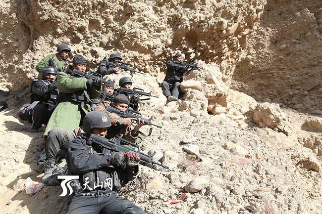2015年10月28日，公安、武警围剿部分暴徒现场。
