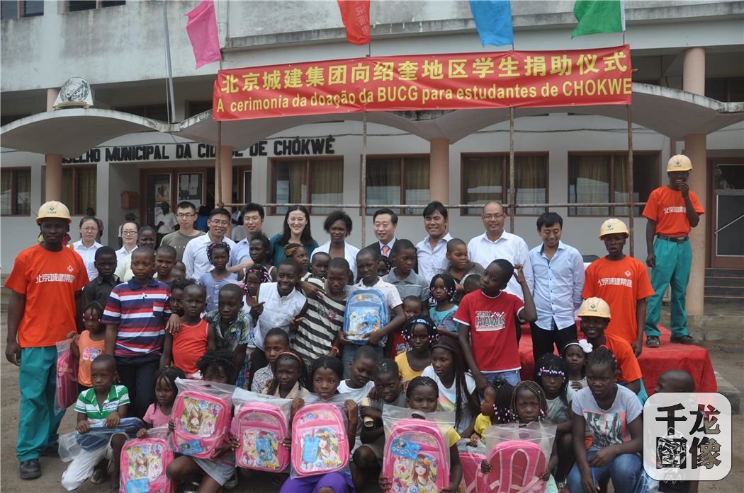 国际部党委书记王利捐赠当地小学