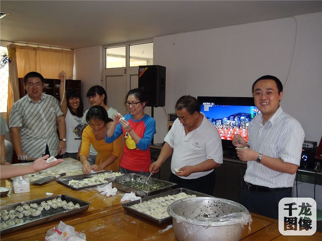 海外过新年——塞拉利昂酒店员工在包过年饺子