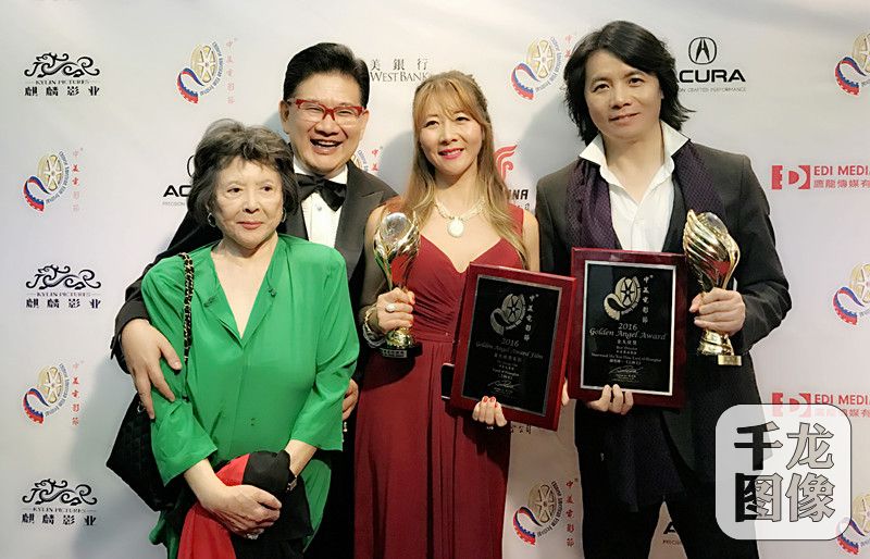执行制片人胡雪莲、导演胡雪桦、演员曹可凡合影留念