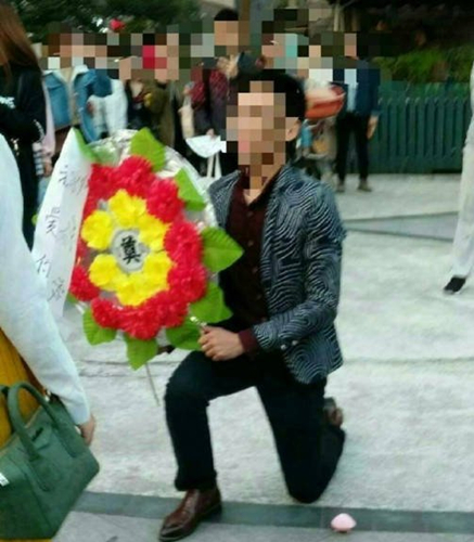 奇葩男子拿花圈求婚被拒绝 网友：这套路不是很懂