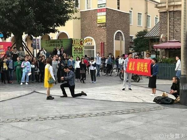 奇葩男子拿花圈求婚被拒绝 网友：这套路不是很懂