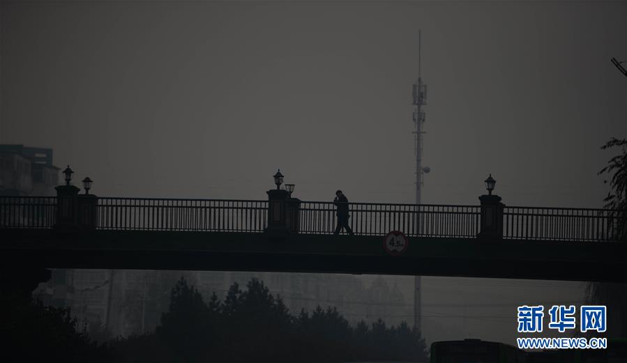 （新华网）（1）哈尔滨市遭遇空气严重污染