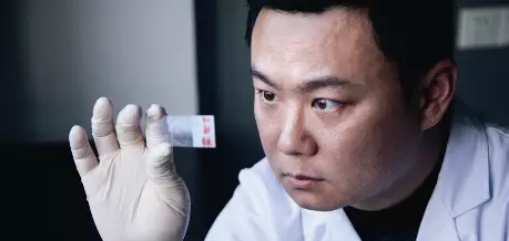 ▲《法医秦明》的剧情中，秦明在凶手的体内发现了死者的DNA，因此可以断定凶手确实做了移植死者心脏的手术（图片来自网络）
