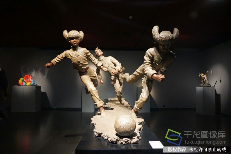 此次展览的雕塑作品“快乐时光”。千龙网记者张静摄
