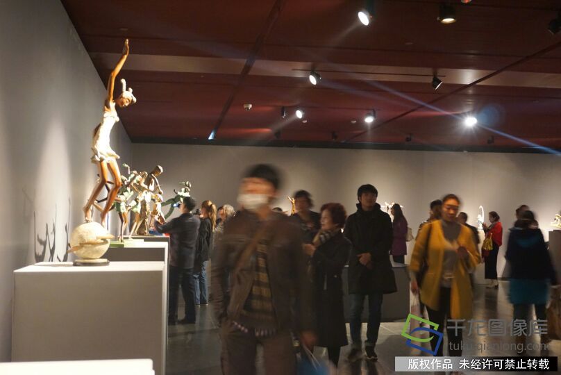 观众参观“飞翔的梦——章华雕塑作品展”    千龙网记者张静摄