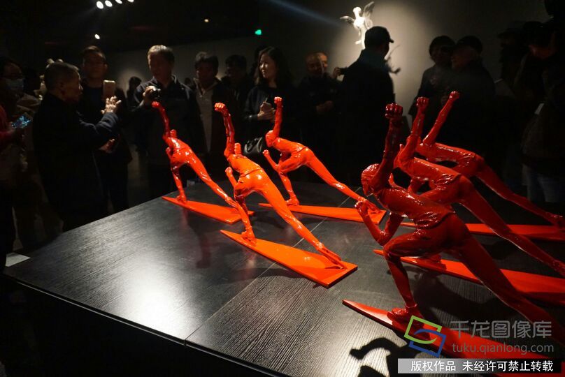 观众参观“飞翔的梦——章华雕塑作品展” 千龙网记者 张静摄