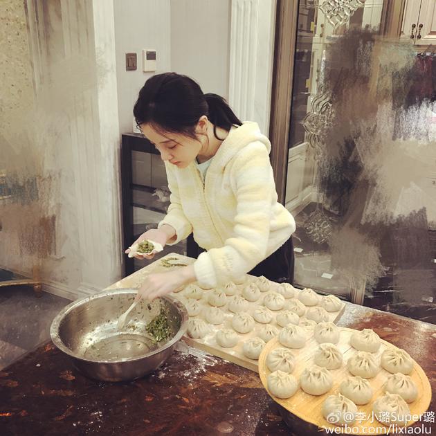 贤惠!李小璐包包子照片曝光 手法娴熟获赞-千龙