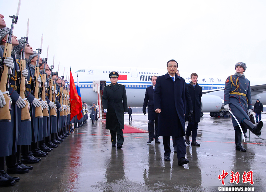 李克强抵达圣彼得堡出席中俄总理第二十一次定期会晤