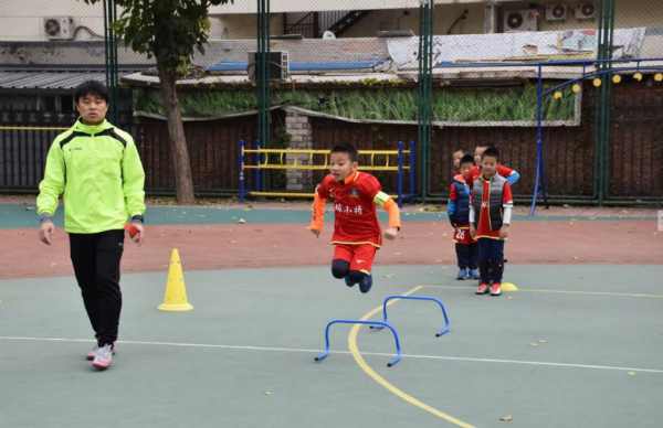 望湖社区红领巾小分队足球赛开赛