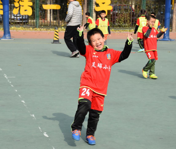 望湖社区红领巾小分队足球赛开赛