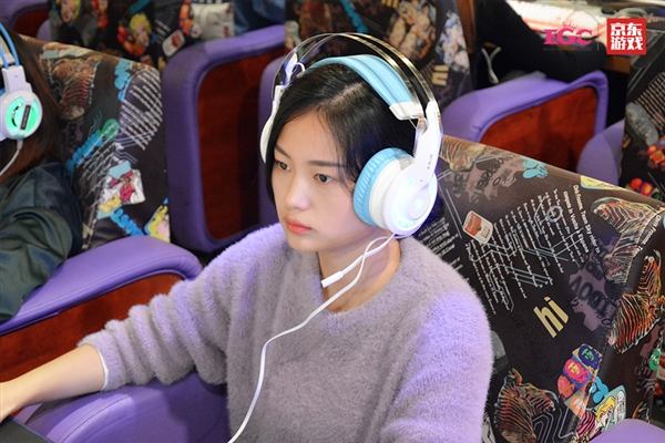 国内LOL比赛女子战队颜值赞 男网友：已无心恋战