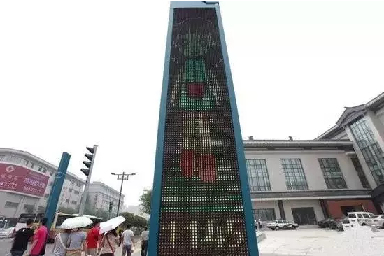 过马路也敢有恃无恐低头玩手机？这款神器帮到你