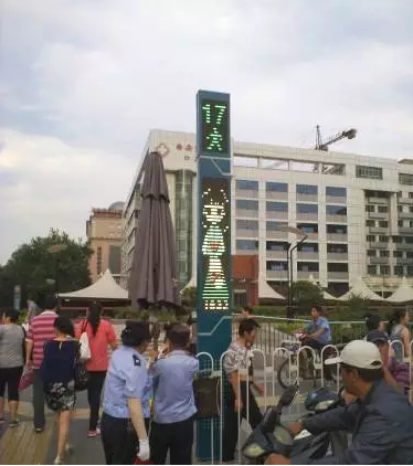 过马路也敢有恃无恐低头玩手机？这款神器帮到你