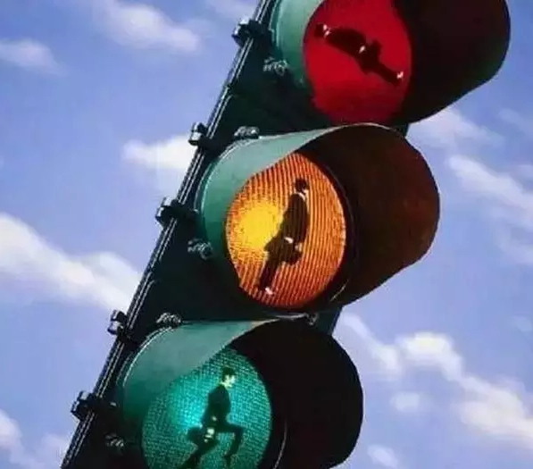 过马路也敢有恃无恐低头玩手机？这款神器帮到你
