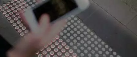 过马路也敢有恃无恐低头玩手机？这款神器帮到你