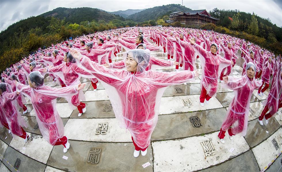 11月7日，在武汉黄陂云雾山，广场舞爱好者一同起舞。当日上午，在天津、北京、上海、武汉、济南等14个城市的不同场地上，50085人共同起舞，创下新的最大规模排舞（多场地）吉尼斯世界纪录。新华社记者肖艺九摄