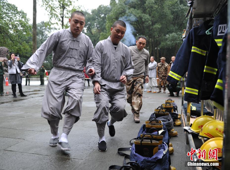 峨眉山百余名僧人举行消防技能赛