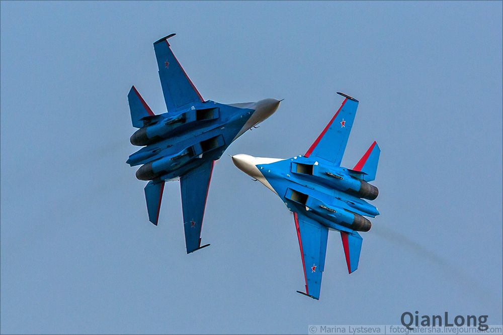 珠海航展的俄罗斯飞行表演队 双机对冲玩的很